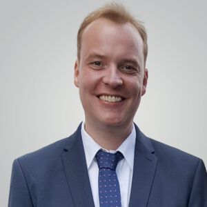 Thomas Otterstedde - Geschäftsführender Gesellschafter Thomas Otterstedde im Anzug vor grauem Hintergrund